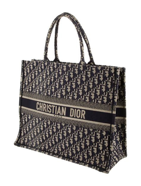 dior bolsa tote|christian dior tote bag price.